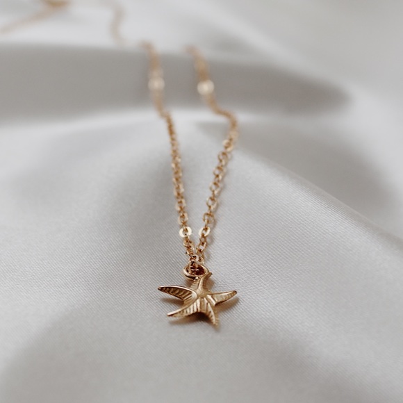 SALE 👀 Dainty Starfish Gold Chain Necklace - Picture 5 of 6